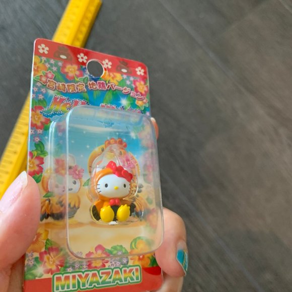 2007 HELLO KITTY MIYAZAKI CHICKEN CHARM - Picture 4 of 8